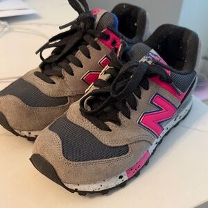 New Balance Womens 574 Sneakers in Gray and hot Pink size 5